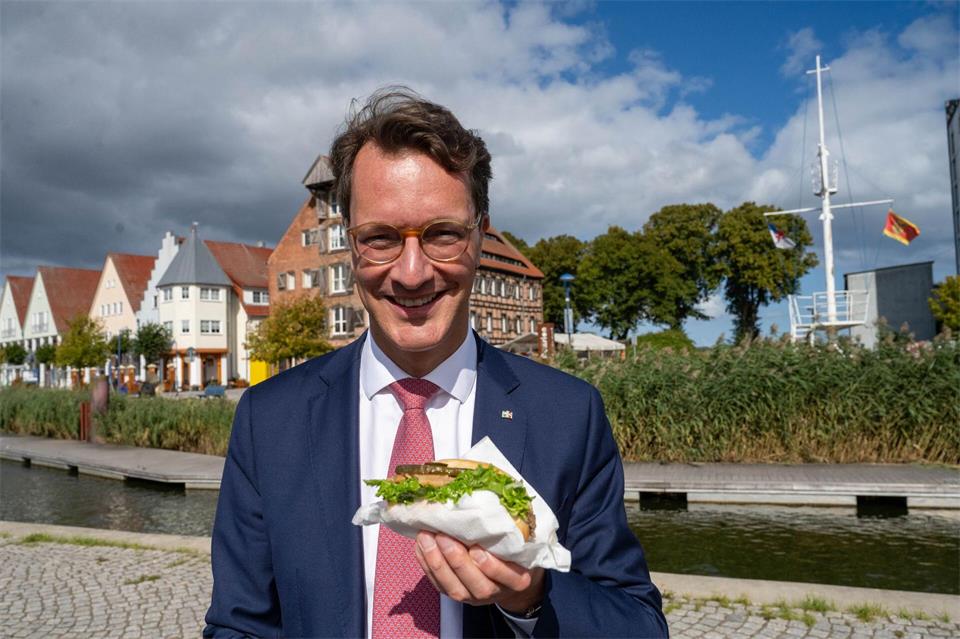 Hendrik Wüst (CDU), Ministerpräsident von Nordrhein-Westfalen, rät nach dem Debakel seiner Partei bei der Landtagswahl in Sachsen-Anhalt weiter von Personaldebatten ab.Stefan Sauer/dpa