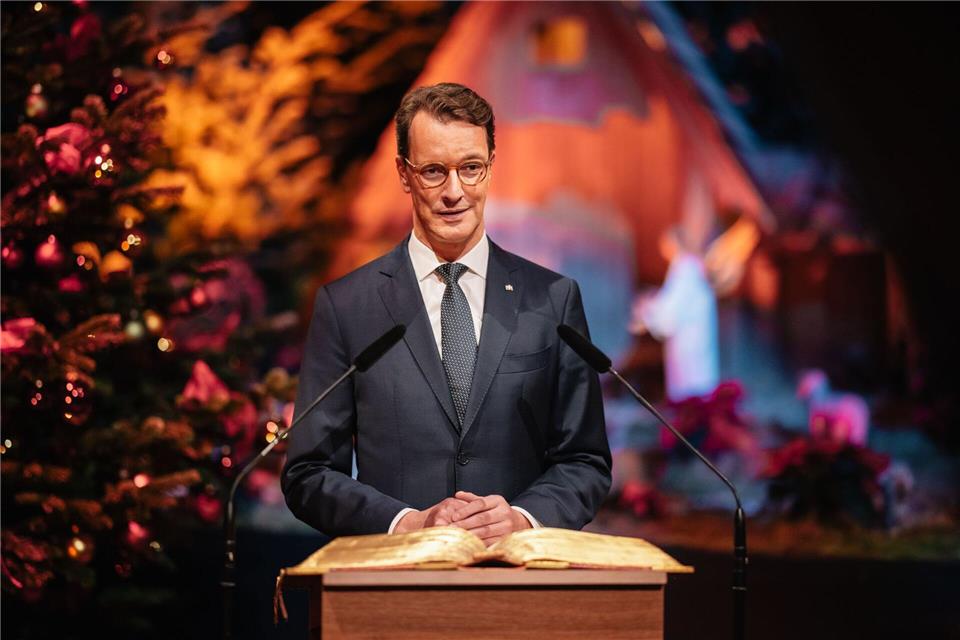 Hendrik Wüst (CDU) spricht bei dem Adventskonzert in Viersen. (Archivfoto)Marcel Kusch/Land NRW/dpa