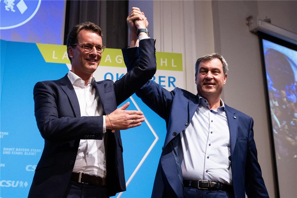 Hendrik Wüst (CDU) und Markus Söder (CSU) bei einer CSU-Wahlkampfveranstaltung 2023 in München. (Archivbild)Sven Hoppe/dpa