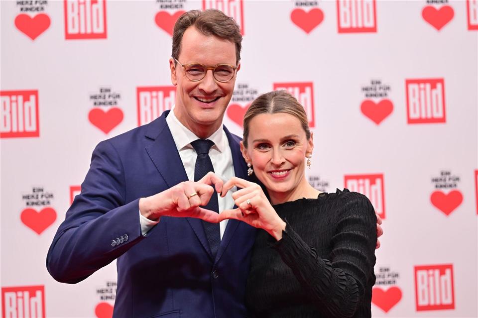 Hendrik Wüst (CDU) und seine damals noch schwangere Frau Katharina bei der Gala „Ein Herz für Kinder“ (Archivfoto)Sebastian Christoph Gollnow/dpa