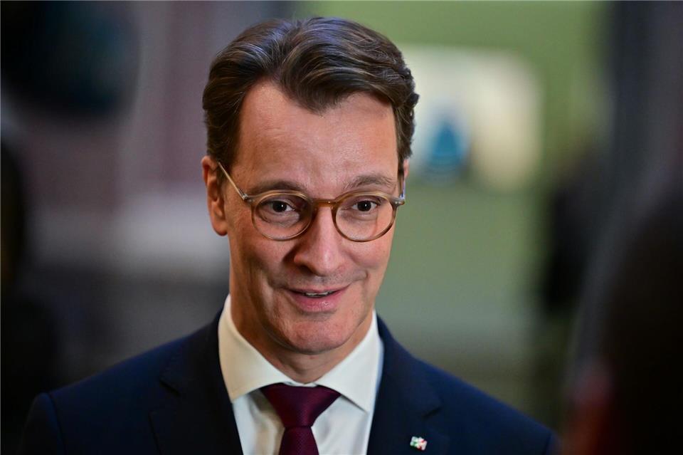 Hendrik Wüst (CDU) wird von der Opposition wegen eines inszenierten Videos kritisiert. (Archivbild)Sebastian Christoph Gollnow/dpa