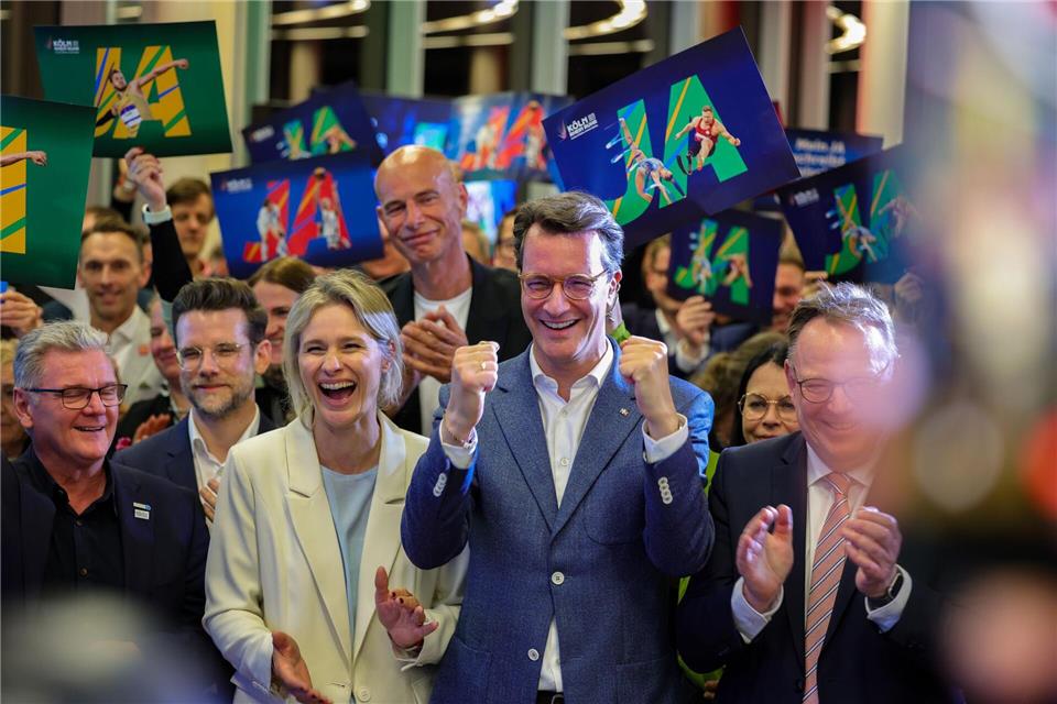 Hendrik Wüst, Ministerpräsident des Landes Nordrhein-Westfalen, jubelt.Christoph Reichwein/dpa