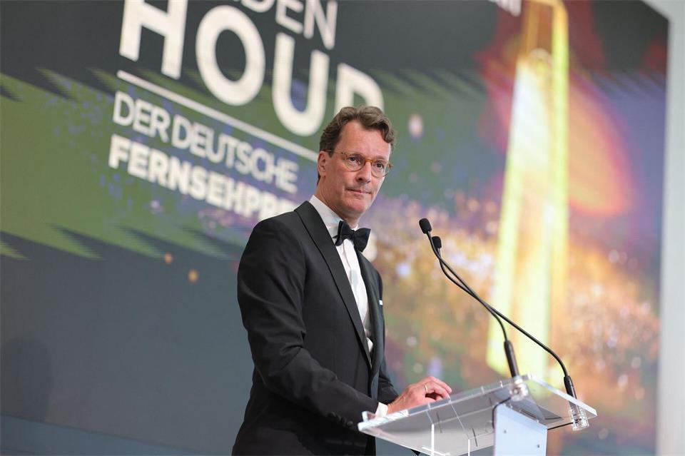Hendrik Wüst bietet Medien- und Filmschaffenden die Unterstützung der NRW-Landesregierung an.Rolf Vennenbernd/dpa