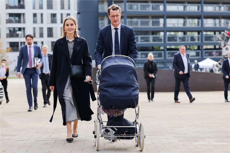 Hendrik Wüst darf bald wieder einen Kinderwagen schieben, seine Ehefrau Katharina erwartet das zweite Kind des Paares. (Archivbild)Rolf Vennenbernd/dpa