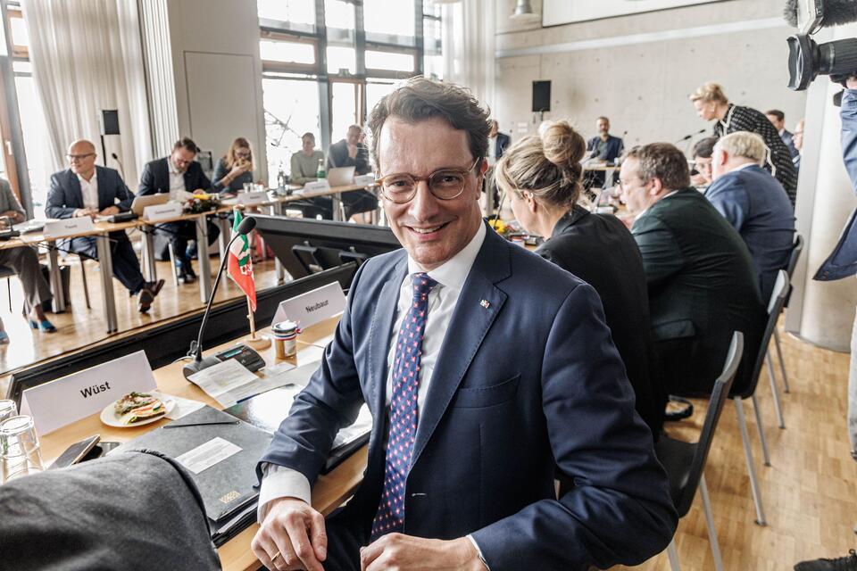 Schwarz-Grüne Kabinette zwischen Sicherheit und Kanzlerfrage  Hendrik Wüst nimmt an einer gemeinsamen Kabinettssitzung von Nordrhein-Westfalen und Schleswig-Holstein teil.Markus Scholz/dpa