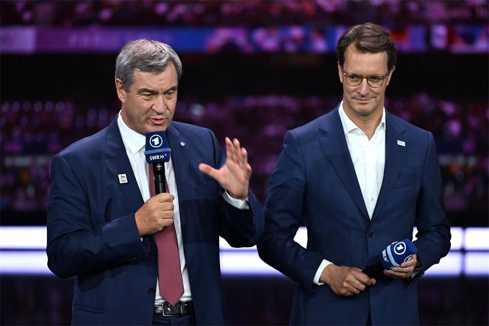 Hendrik Wüst (r) sah nicht das erhoffte Ergebnis, zeigte sich aber als fairer Verlierer.Marijan Murat/dpa