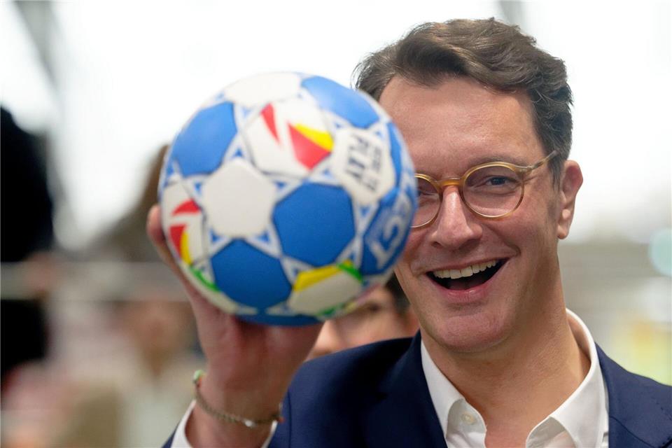 Hendrik Wüst wirbt für spektakuläre, kompakte und nachhaltige Spiele in NRW. (Archivbild) Henning Kaiser/dpa