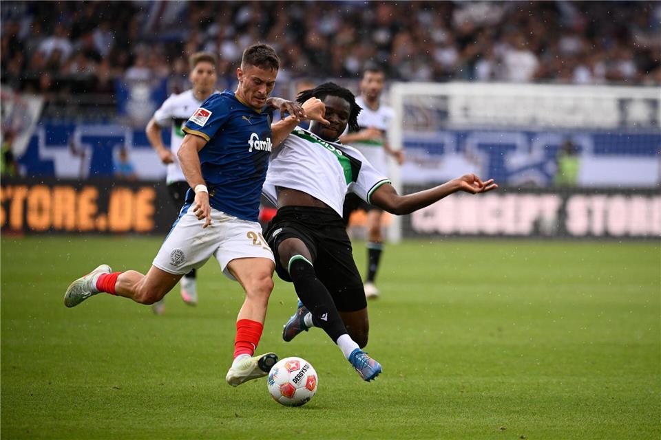 Hendry Blank (r) fehlt Hannover 96 in Elversberg. (Archivilbd)Gregor Fischer/dpa