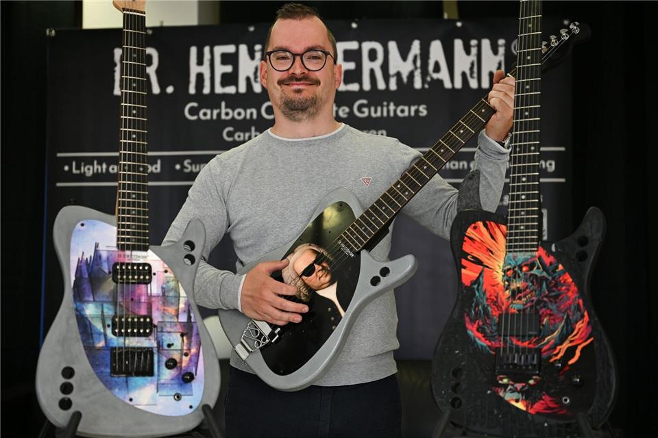 Hengstermann spielt seit vielen Jahren selbst Gitarre.Martin Schutt/dpa