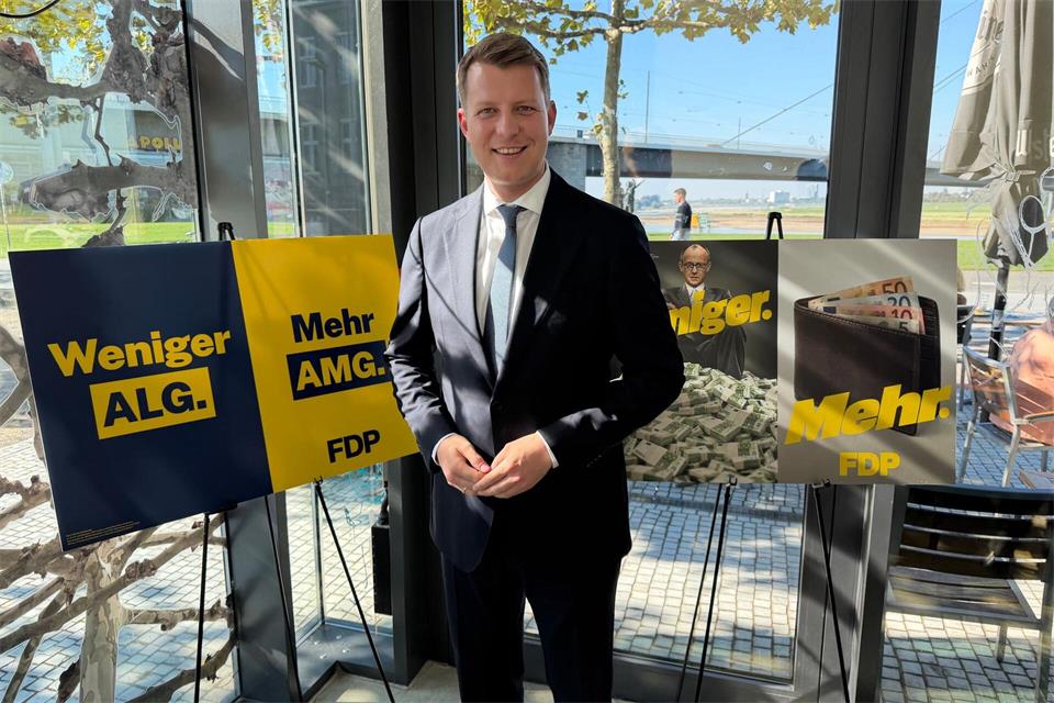 Henning Höne, Landesvorsitzender der FDP in Nordrhein-Westfalen, stellt Plakatmotive vor, mit denen seine Partei in den Landtagswahlkampf starten will.Volker Danisch/dpa
