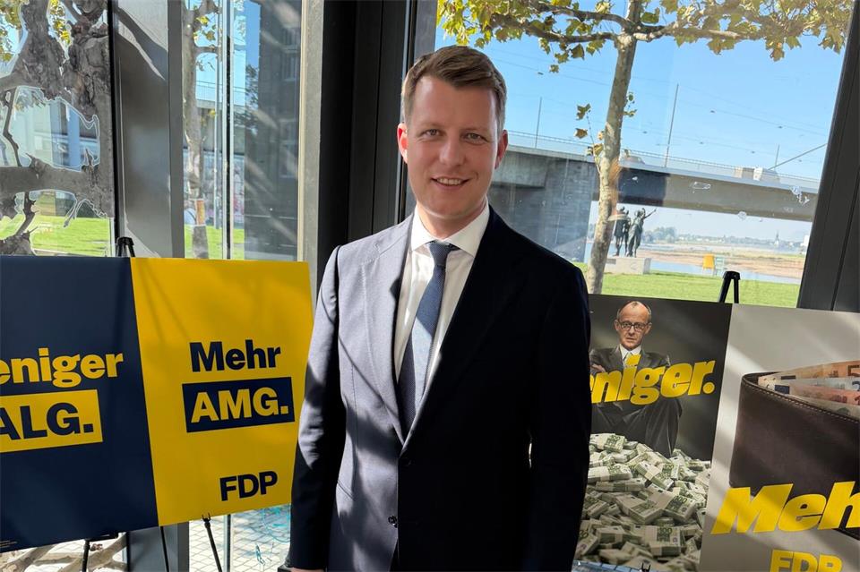 Henning Höne, Landesvorsitzender der FDP in Nordrhein-Westfalen, stellt Plakatmotive vor, mit denen seine Partei in den Landtagswahlkampf starten will.Volker Danisch/dpa
