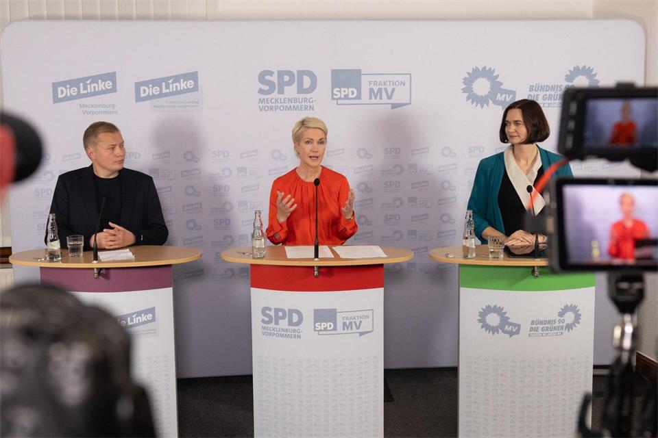 Hennis Herbst (Linke, l-r), Manuela Schwesig (SPD) und Claudia Müller (Grüne) präsentierten erste Ergebnisse der Koalitionsverhandlungen.Ulrich Perrey/dpa