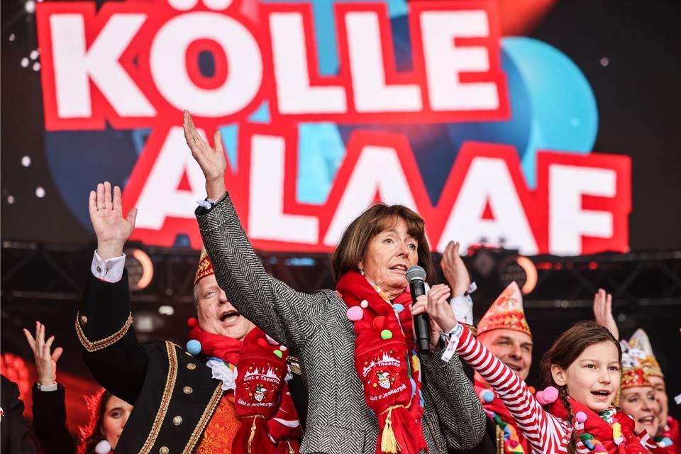 Karnevalsauftakt: Polizei nimmt 26 Menschen in Gewahrsam Henriette Renker (M, parteilos), Oberbürgermeisterin von Köln, eröffnet auf dem Kölner Heumarkt die Karnevalssaison.