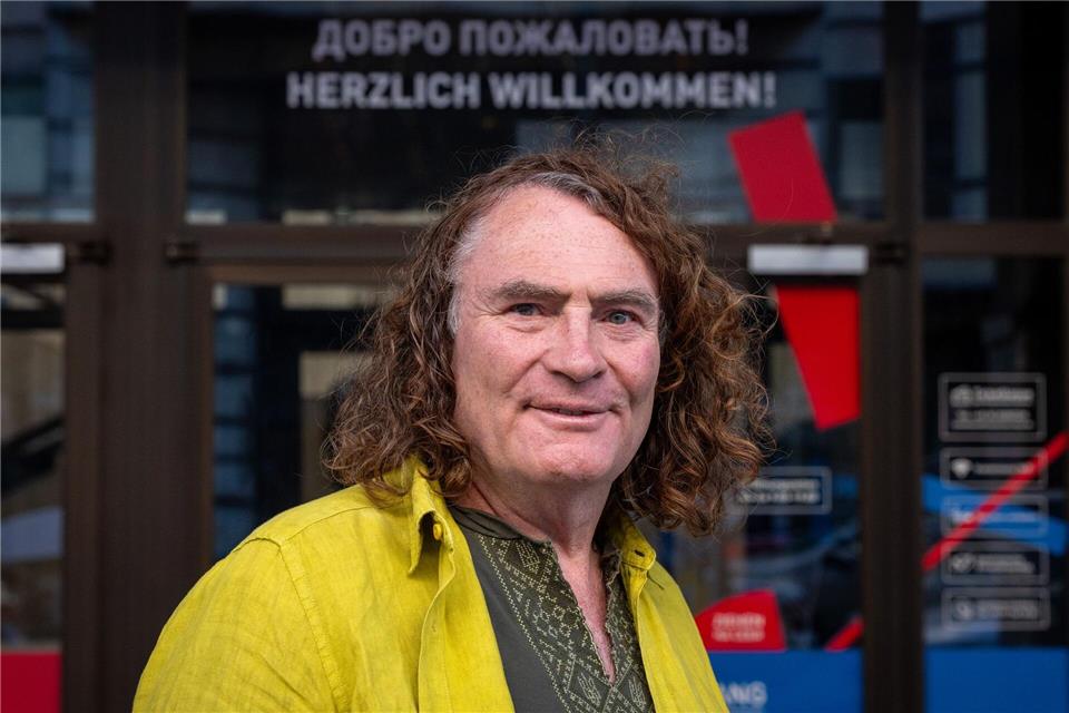 Henry Lindemeier protestiert fast jeden Tag als Ein-Mann-Mahnwache vor dem Russischen Haus.Soeren Stache/dpa
