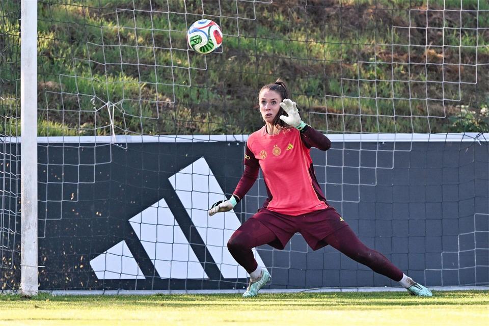 Herausforderin im Tor der DFB-Auswahl: Ena Mahmutovic.Uwe Anspach/dpa