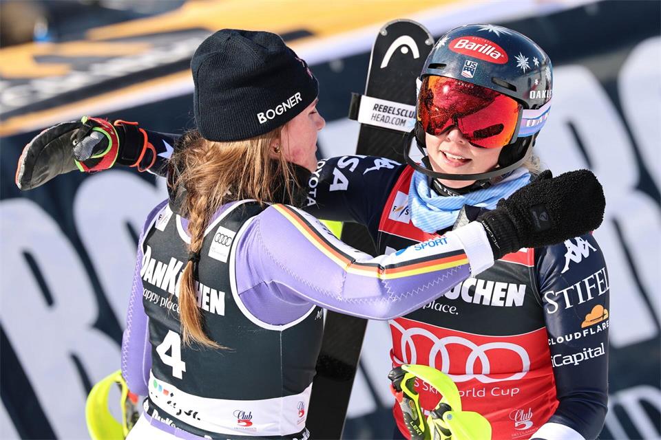 Herausforderin und Dominatorin: Emma Aicher (l.) mit Mikaela Shiffrin. (Archivbild)Marco Trovati/AP/dpa