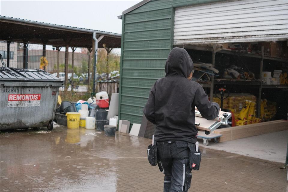 Herausfordernde und auch körperlich schwere Arbeit: Bereits in ihrem FHJ hat Celine Köster, Auszubildende zur Fliesen-, Platten und Mosaiklegerin, ihre Fähigkeiten unter Beweis stellen können. Zacharie Scheurer/dpa-tmn