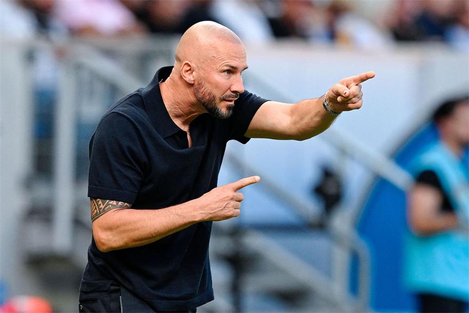 Herausforderung Lyon einen Tag nach seinem 49. Geburtstag: Hoffenheims Chefcoach Christian Ilzer. (Archivbild) Uwe Anspach/dpa
