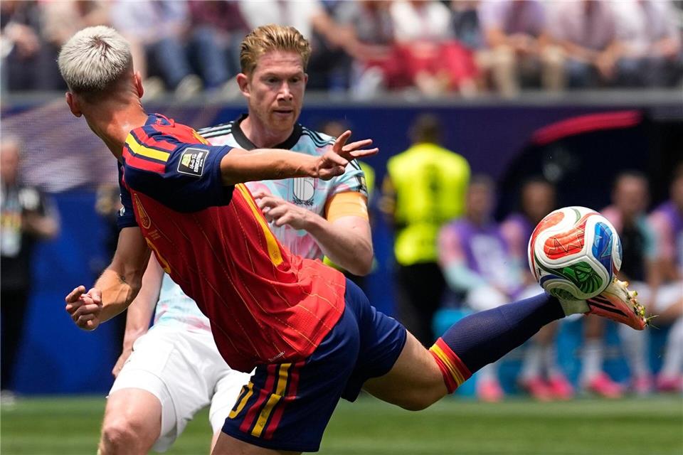 Herausragende Technik: Dani Olmo (vorn) gegen Kevin De Bruyne. (Archivbild)Lindsey Wasson/AP/dpa