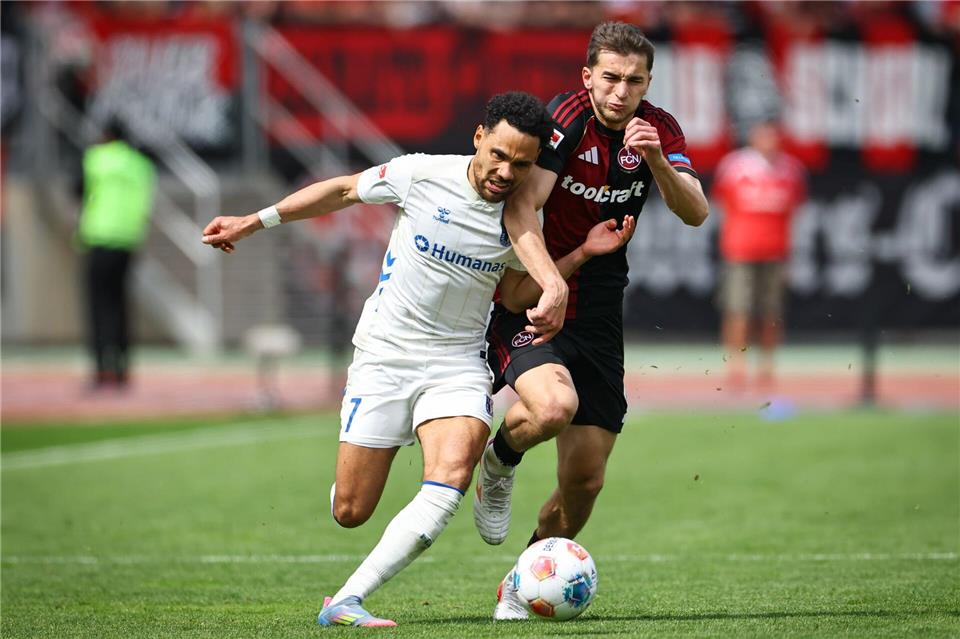 Herbert Bockhorn (l) hatte auf seiner Außenbahn viel zu tunDaniel Karmann/dpa