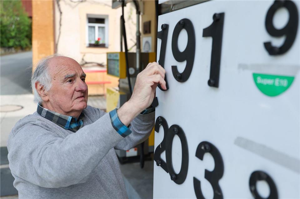Herbert Brendel passt die Preisanzeige noch händisch an. Daniel Löb/dpa