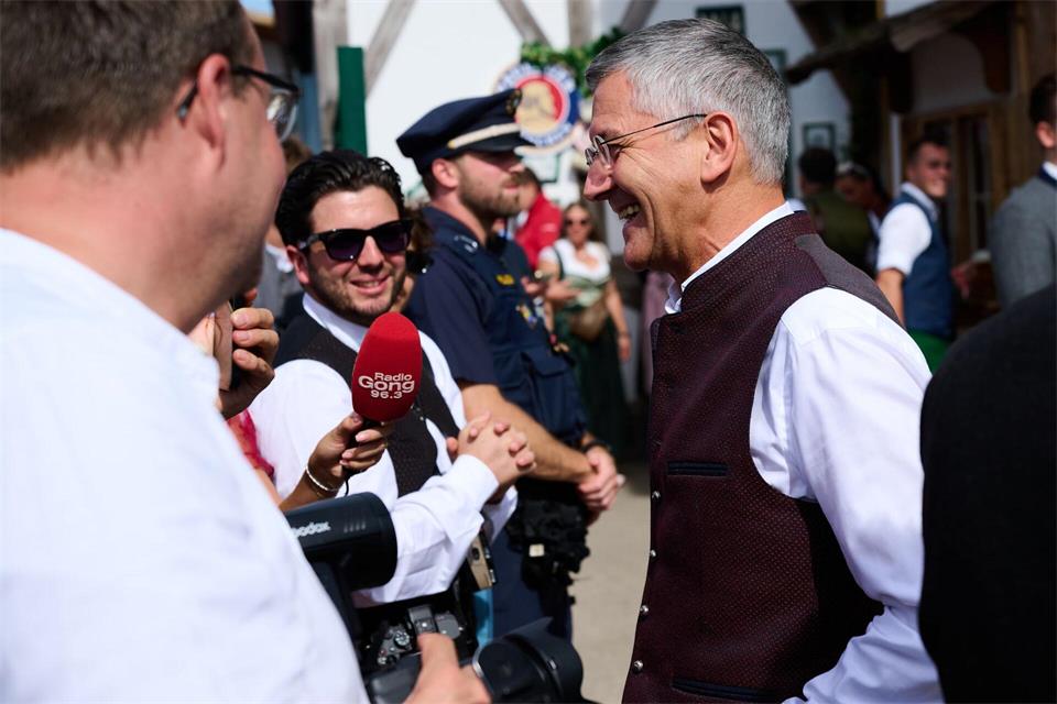 Herbert Hainer beim Besuch des Oktoberfests.Sven Hoppe/dpa
