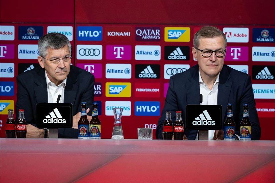 Herbert Hainer (l), Präsident von München, und Jan-Christian Dreesen, der designierte neue Vorstandsvorsitzende der FC Bayern München AG, nehmen in der Allianz Arena an einer Pressekonferenz teil.