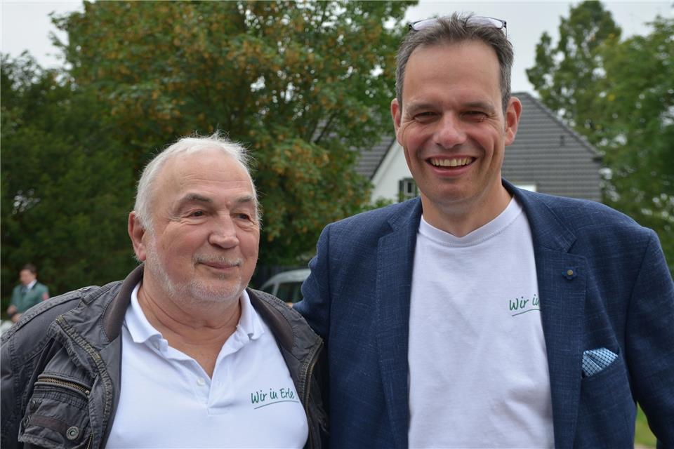 Herbert Meyer (l.) hat mit dem Kauf seines Anteils die Millionengrenze geknackt; zur Freude von Bürgermeister Andreas Grotendorst.