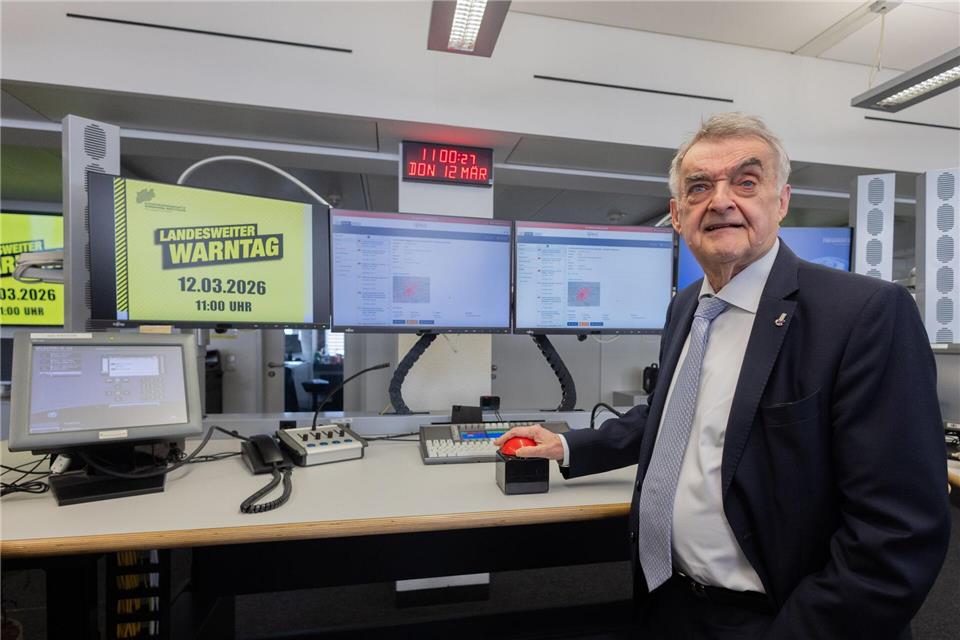 Herbert Reul (CDU), Innenminister von Nordrhein-Westfalen, drückt beim landesweiten Warntag im Lagezentrum des Innenministeriums um 11.00 Uhr den Knopf und löst damit den bundesweiten Alarm aus. Rolf Vennenbernd/dpa