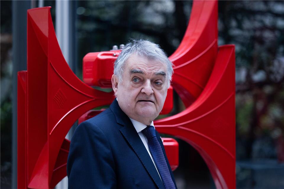 Herbert Reul (CDU), Innenminister von Nordrhein-Westfalen, betont die Wichtigkeit von Sirenen. (Archivbild)Rolf Vennenbernd/dpa