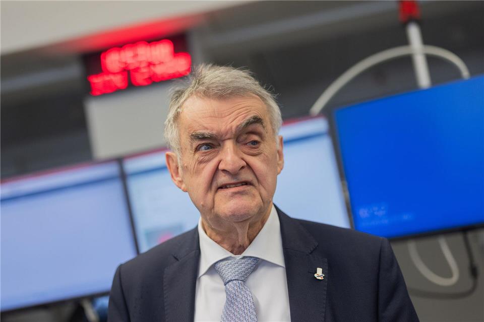 Herbert Reul (CDU) droht den Fußballclubs mit Rechnungen für Polizeikosten (Archivbild).Rolf Vennenbernd/dpa