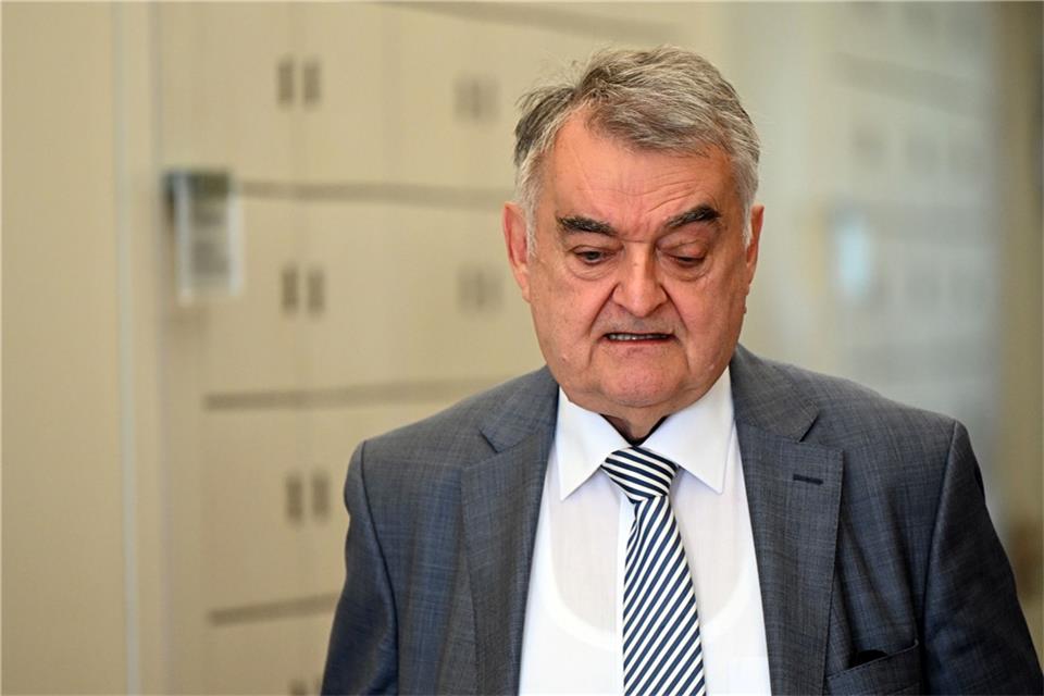Herbert Reul, Innenminister von NRW, geht durch den Landtag zum Hauptausschuss.
