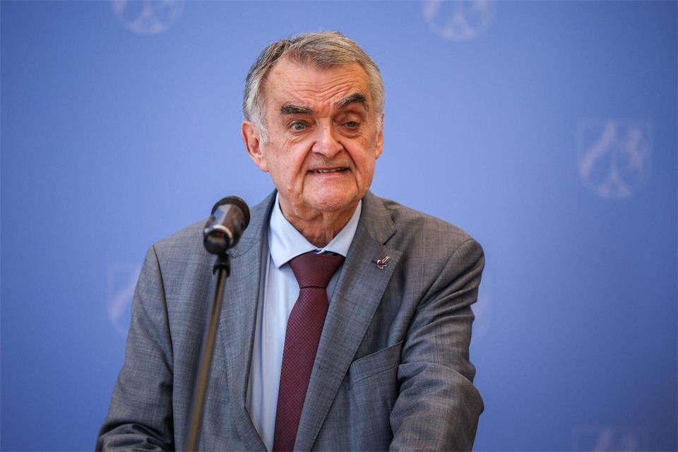 Herbert Reul bei einem Pressestatement - er hat sich zu seinem Gesundheitszustand geäußert. (Archivbild)Christoph Reichwein/dpa