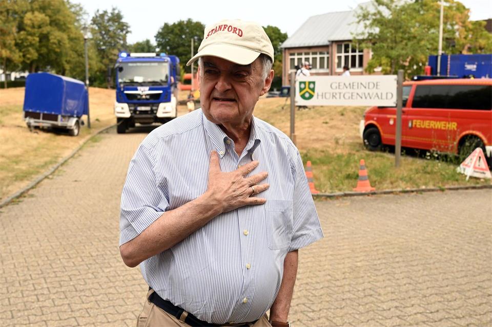 Herbert Reul, hier bei seinem Besuch am Samstag im Waldbrandgebiet Hürtgenwald, warnt vor Spekulationen zum Auslöser der Feuer. (Archivbild)Federico Gambarini/dpa