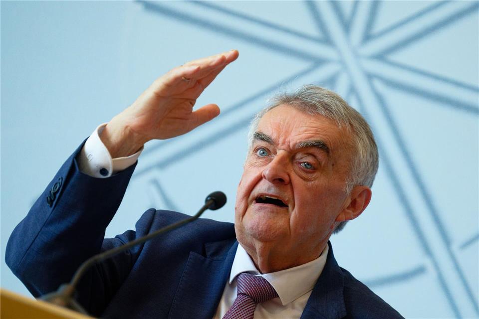 Herbert Reul möchte die Kontrollen an Deutschlands Grenzen gern beibehalten. (Archivbild)Henning Kaiser/dpa