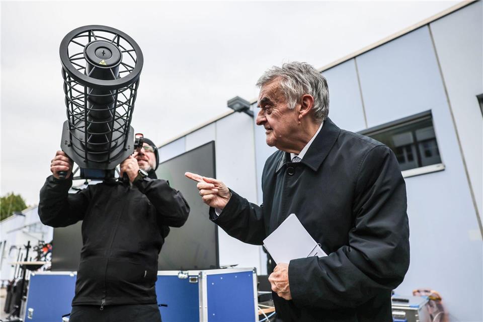 Herbert Reul (rechts) schaut sich bei einer Vorführung ein Gerät zur Drohnenabwehr an. (Archivbild)Oliver Berg/dpa