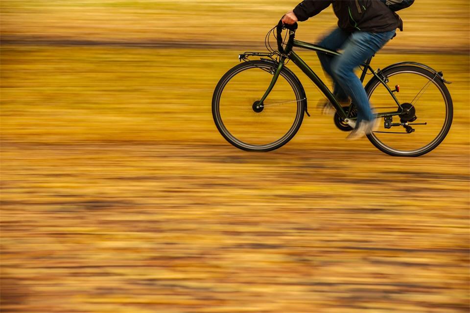 Herbst-Check fürs Fahrrad: Beleuchtung, Reifenprofil und Bremsbeläge prüfen – und die eigene Fahrweise anpassen.picture alliance/dpa