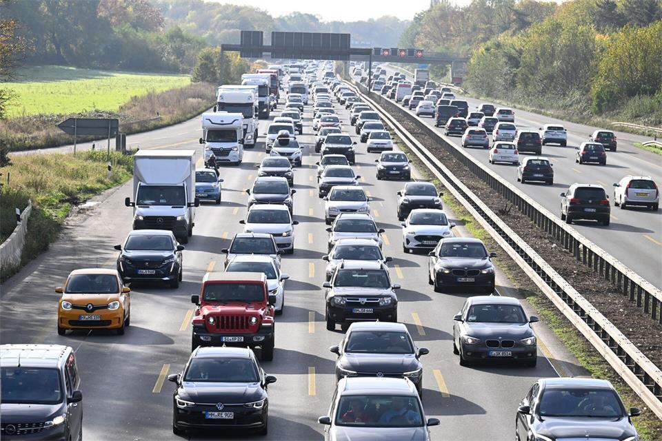 Herbstferien in elf Bundesländern: Am Freitag und Samstag erwartet der ADAC die größte Staugefahr. (Archivbild)Roberto Pfeil/dpa