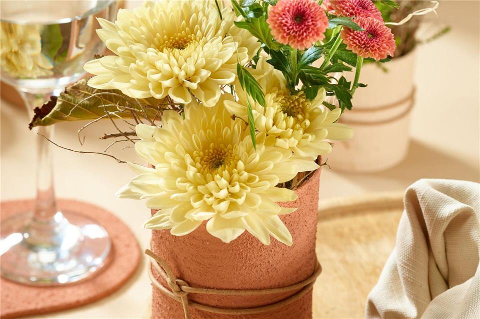 Herbstliche Chrysanthemen-Arrangements bringen Farbe und Frische ins Zuhause.JustChrys.com/dpa-tmn