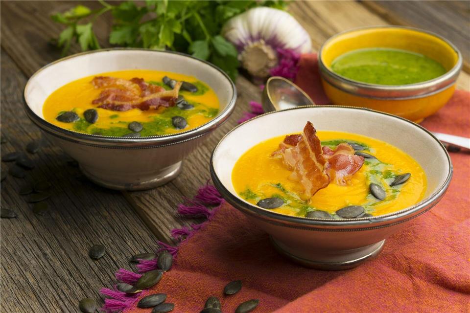 Herbstlicher Genuss mit knusprigem Speck und würzigem Pesto: Sie verleihen jeder Kürbissuppe das gewisse Etwas und sorgen für zusätzlichen Geschmack.BVEO/dpa-tmn