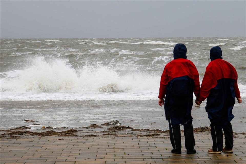 Feuerwehr sichert Kirchendach auf Borkum  Herbststurm „Joshua“ sorgt in Niedersachsen für Feuerwehreinsätze, der Sturm hat unter anderem Teile eines Kirchendachs auf Borkum angehoben. (Symbolbild)Frank Molter/dpa