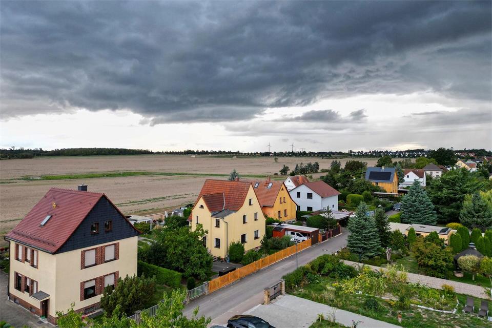 Herbststurm im Anmarsch: Schon Windstärken um die 40 km/h reichen aus, um leichte Gartenmöbel herumfliegen zu lassen.picture alliance/dpa