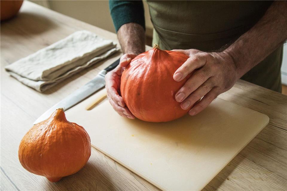 Herbstzeit ist Kürbiszeit: Ob als Püree, Suppe oder kreative Halloween-Deko, mit diesem vielseitigen Supergemüse lässt sich so einiges anstellen.Christin Klose/dpa-tmn