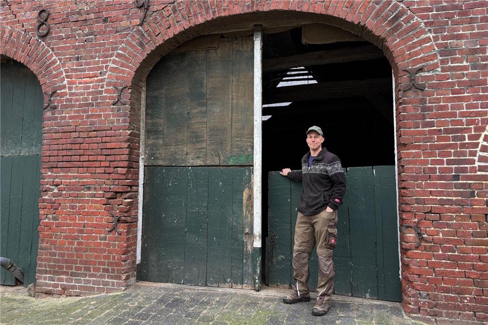 Hereingeschaut: Bernhard Ridder vor einem seiner Ställe, in denen der 41-Jährige Bullen mästet.