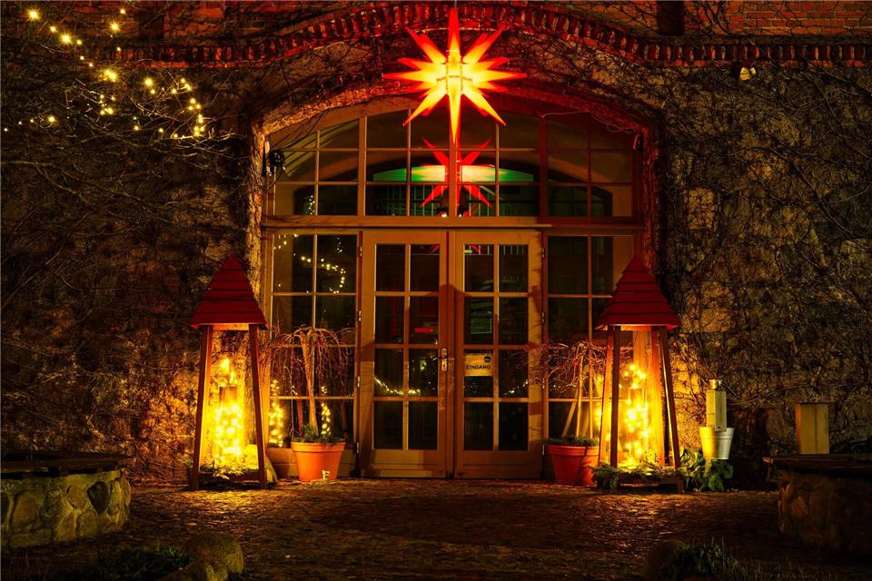 Mal anders: 16 ungewöhnliche Weihnachtsmärkte in Deutschland Hereinspaziert: Zur Adventszeit putzt sich Deutschlands größte Feldsteinscheune in Bollewick besonders heraus.Claas Heinemann/Die Scheune/dpa-tmn