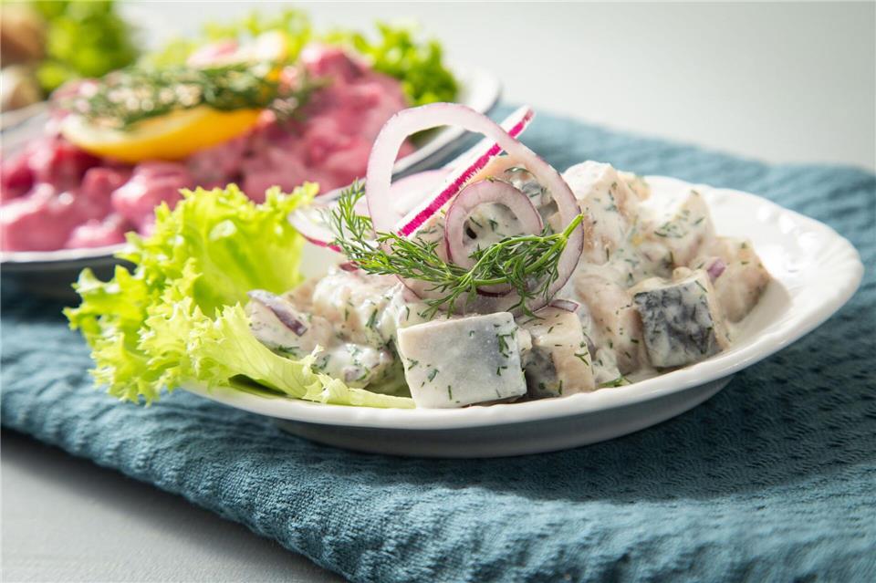 Hering in einer seiner leckersten Formen als Salat. Hier wurde das klassische Sahne-Dressing durch leichteren Sauerrahm und Joghurt ersetzt und mit Dill und roter Zwiebel verfeinert. Christin Klose/dpa-tmn
