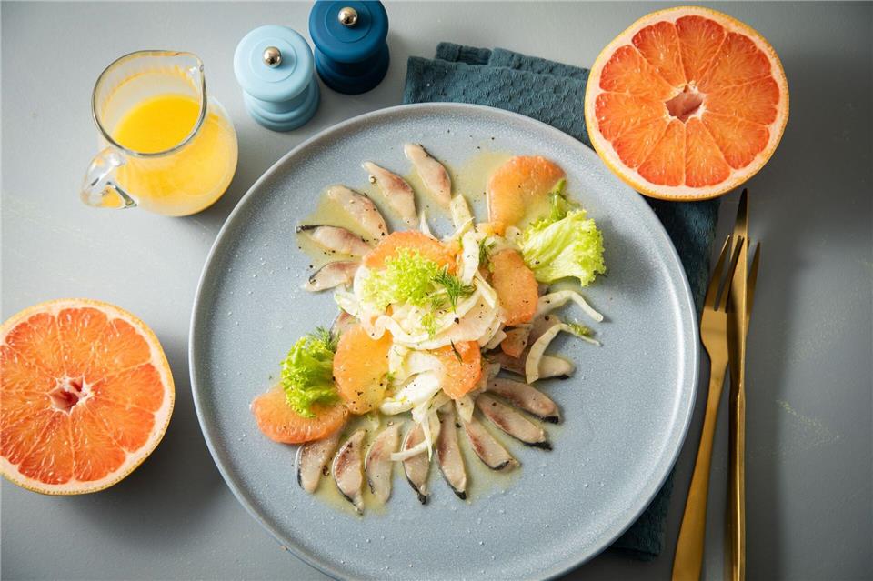 Hering kann auch Carpaccio. Hierfür legt man die Filets so lange ins Tiefkühlfach, bis sie leicht gefroren sind, aber noch bretthart. Dann kann man sie hobeln oder hauchdünn schneiden. Christin Klose/dpa-tmn