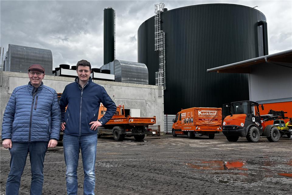 Hermann-Josef Benning (links) und Hermann Benning vor dem Biomethan-Speicherkraftwerk an der Raiffeisenstraße