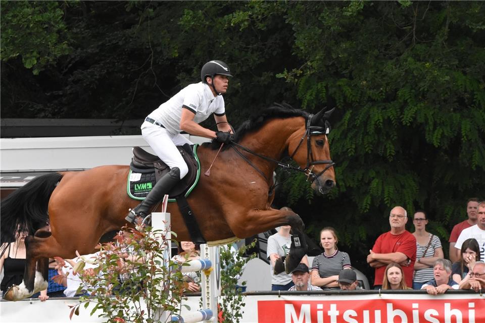 Hermann Ostendarp vom ZRFV Borken gewann beim Turnier in Datteln mit Eternity eine Zwei-Phasen-Springprüfng der Klasse S*.