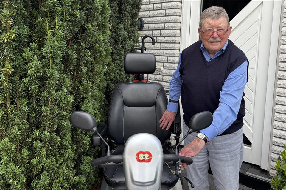 Hermann Tünte ist mit seinem Elektro-Scooter regelmäßig im Ort unterwegs und genießt die Mobilität, die damit verbunden ist.